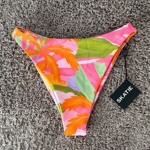 Skatie Kelly Bikini Bottom in Puka size Medium